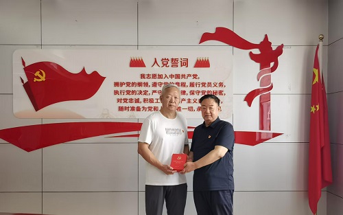 山西省盐业集团为“光荣在党50年”离退休党员颁发纪念章